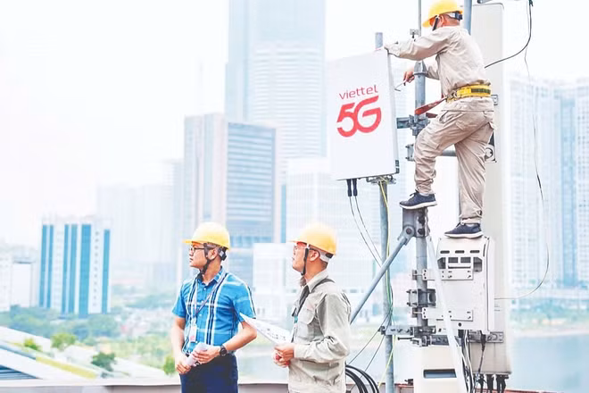 Các kỹ sư Viettel lắp đặt trạm phát sóng 5G.