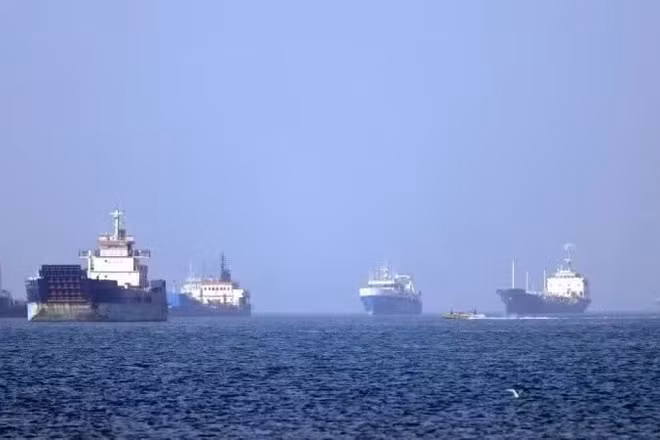Tàu thuyền vận chuyển trên eo biển Homuz. (Ảnh: THX/TTXVN)