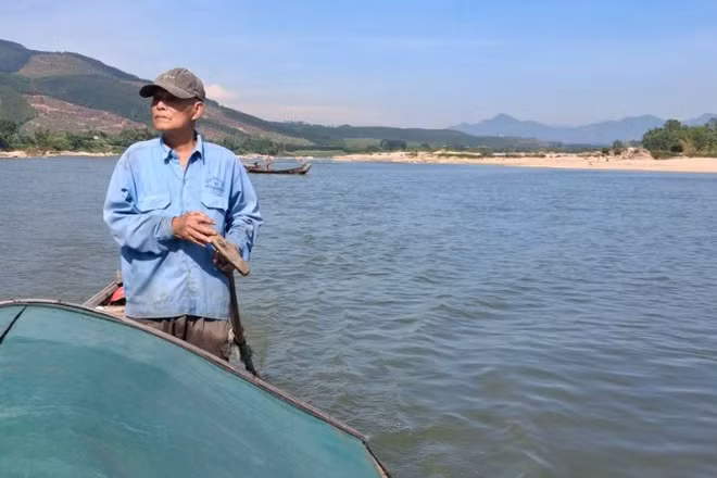 Tìm kiếm thi thể 3 trẻ bị đuối nước tử vong trên sông Trà Khúc.