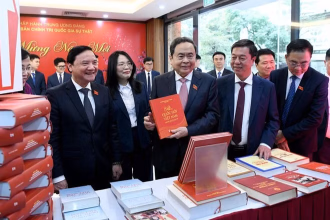 Chủ tịch Quốc hội Trần Thanh Mẫn thăm gian trưng bày các ấn phẩm sách của Nhà xuất bản Chính trị quốc gia Sự thật. (Ảnh: DUY LINH) 