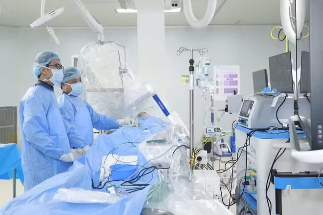 Tiến sĩ, bác sĩ Vũ Văn Bạ và ê-kíp làm chủ công nghệ lập bản đồ 3D trong phẫu thuật điều trị loạn nhịp tim. (Ảnh: THU HOÀI)