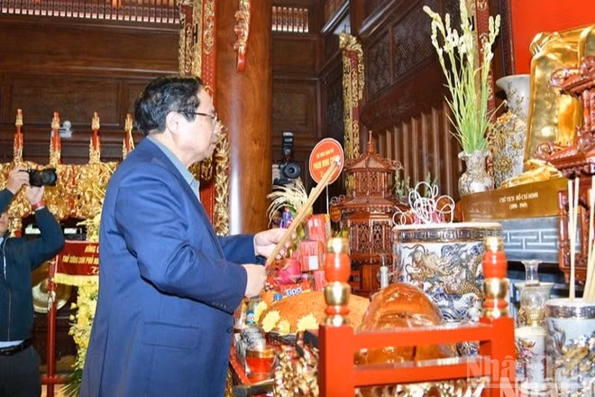Thủ tướng Chính phủ Phạm Minh Chính thành kính dâng hương tưởng nhớ Chủ tịch Hồ Chí Minh. (Ảnh: THANH GIANG)
