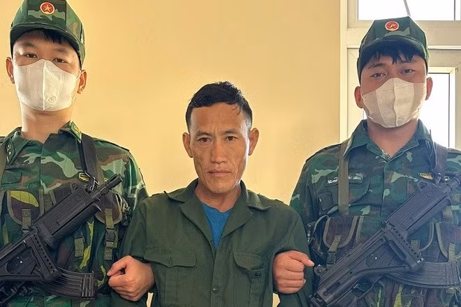 Đối tượng Mùa A Chà (ở giữa) khi bị lực lượng chức năng bắt giữ cùng tang vật. (Ảnh: ANH DŨNG)