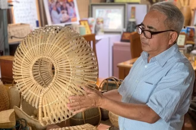 Nghệ nhân Nguyễn Văn Tĩnh giới thiệu sản phẩm mang tên “Bộ ốc bằng tre”.