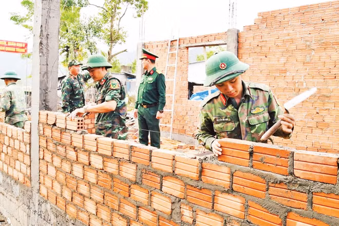 Lực lượng vũ trang Quân khu 5 giúp dân vùng lũ phường Đông Hòa, tỉnh Đắk Lắk xây dựng nhà mới sau thiên tai. (Ảnh Tuyên huấn Quân khu 5)