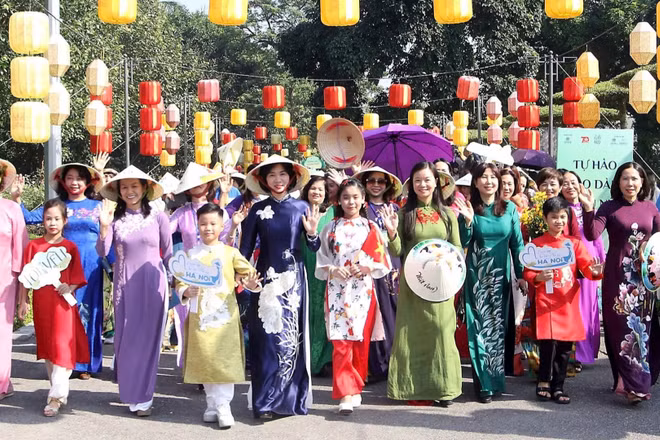 Người dân Hà Nội và du khách tham gia một sự kiện diễu hành áo dài.