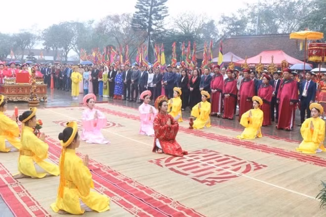 Phần Tế nữ quan do các thiếu nữ được tuyển chọn kỹ lưỡng tiêu biểu cho vẻ đẹp đoan trang, trong sáng thực hiện.