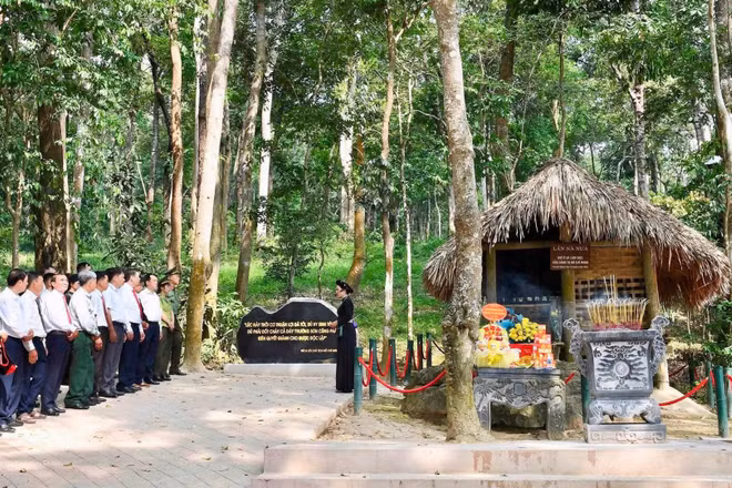 Du khách tham quan lán Nà Nưa (tỉnh Tuyên Quang). (Ảnh: ĐỨC THẮNG)