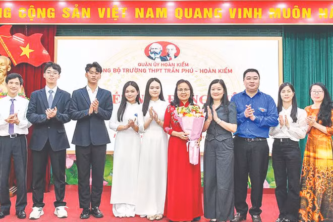 Lễ kết nạp đảng viên là học sinh Trường trung học phổ thông Trần Phú-Hoàn Kiếm (Hà Nội). (Ảnh: THẾ ĐẠI)