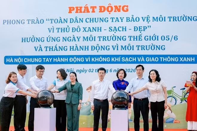 Các đại biểu thực hiện nghi thức phát động phong trào thi đua “Toàn dân chung tay bảo vệ môi trường, vì Thủ đô xanh-sạch-đẹp”. (Ảnh BTC)