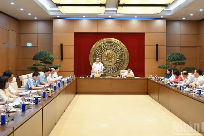 Quang cảnh cuộc làm việc của Chủ tịch Quốc hội Trần Thanh Mẫn với Thường trực Ủy ban Dân nguyện và Giám sát. (Ảnh: THỦY NGUYÊN)