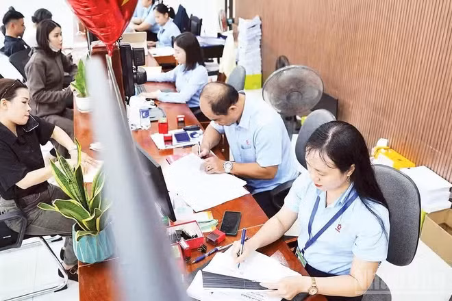 Cán bộ làm việc tại Trung tâm phục vụ hành chính công phường Hải Châu, Đà Nẵng. (Ảnh: ANH ĐÀO)