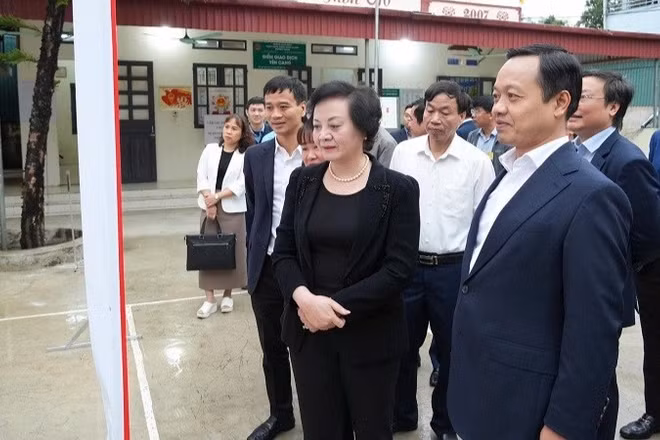 Phó Thủ tướng Chính phủ Phạm Thị Thanh Trà và thành viên đoàn công tác kiểm tra công tác chuẩn bị bầu cử tại xã Thanh An, tỉnh Điện Biên.