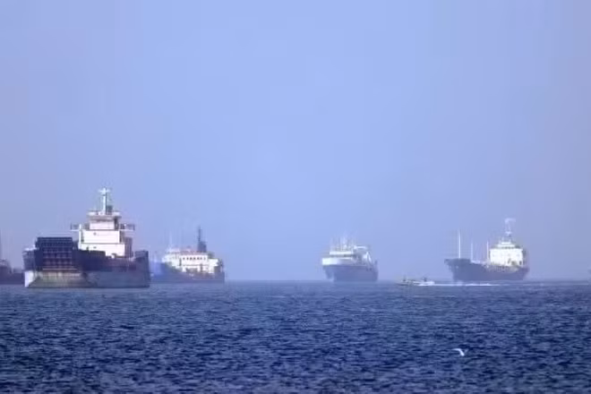 Tàu thuyền vận chuyển trên eo biển Hormuz. (Ảnh: THX/TTXVN)