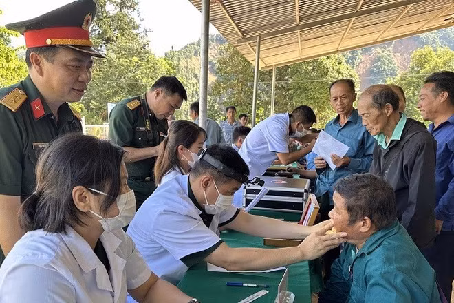 Bác sĩ khám bệnh, tư vấn điều trị cho người dân bản Háng Pù Xi, xã Xa Dung. (Ảnh: ĐỨC HẠNH)