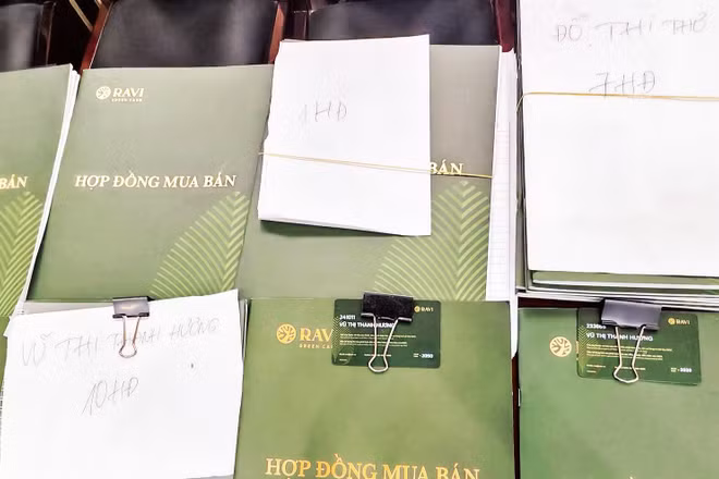 Các hợp đồng mua bán kỳ nghỉ của Công ty Ravi - một trong 27 doanh nghiệp bị khởi tố.(Ảnh do cơ quan Công an cung cấp)