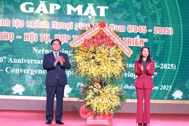 Thứ trưởng Ngoại giao Nguyễn Minh Hằng chúc mừng tỉnh Phú Thọ.