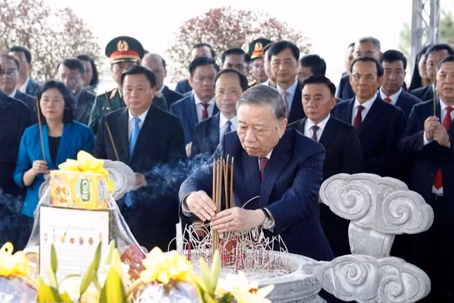 Tổng Bí thư Tô Lâm và đoàn công tác Trung ương dâng hoa, dâng hương tưởng niệm Tổng Bí thư Trần Phú tại Hà Tĩnh. (Ảnh: Thống Nhất/TTXVN)