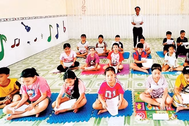 Nghệ nhân Ưu tú Ngô Trí Minh truyền dạy dân ca ví, giặm cho các em nhỏ.