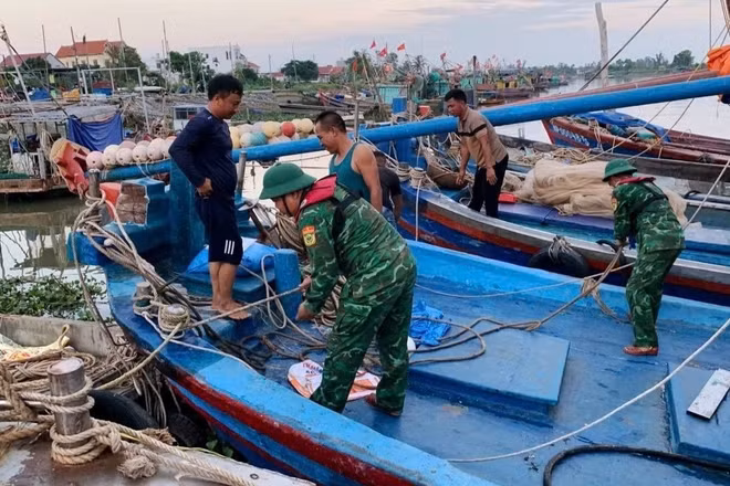 Bộ đội Biên phòng thành phố Hải Phòng cùng người dân tích cực phòng chống bão.