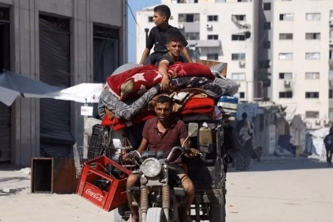 Người dân Palestine sơ tán tránh xung đột tại Gaza. (Ảnh: THX/TTXVN)