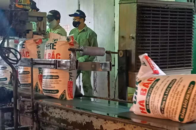 Sản xuất phân bón tại Công ty cổ phần Phân đạm và Hóa chất Hà Bắc.