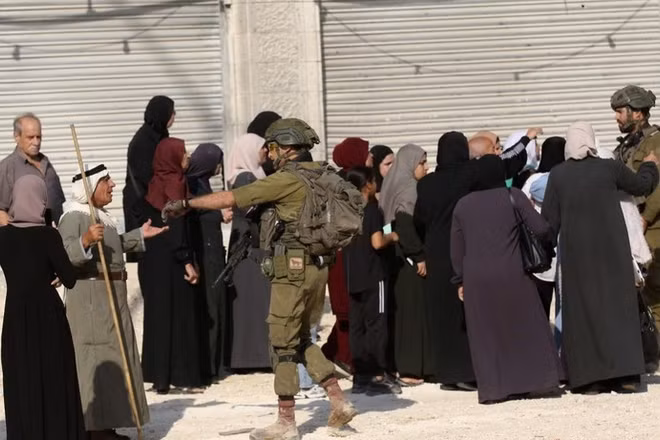 Binh sĩ Israel ngăn người Palestine trở về nhà tại trại tị nạn ở thành phố Tulkarm, Bờ Tây, ngày 18/11/2025. (Ảnh: THX/TTXVN)