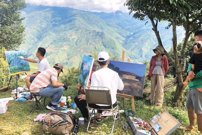 Một buổi sáng tác ngoài trời của nhóm họa sĩ với sự tham gia của người dân địa phương.