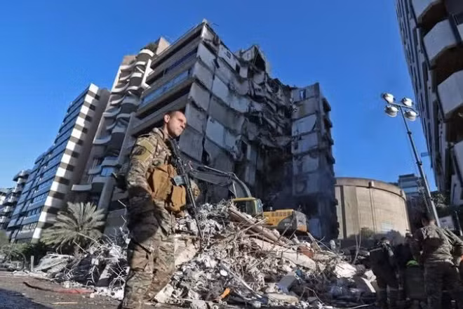 Tòa nhà bị phá hủy sau các đợt không kích của Israel xuống Beirut, Liban. (Ảnh: THX/TTXVN)