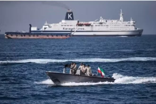 Binh sĩ Iran tuần tra eo biển Hormuz ở miền nam Iran. (Ảnh minh họa: Xinhua)