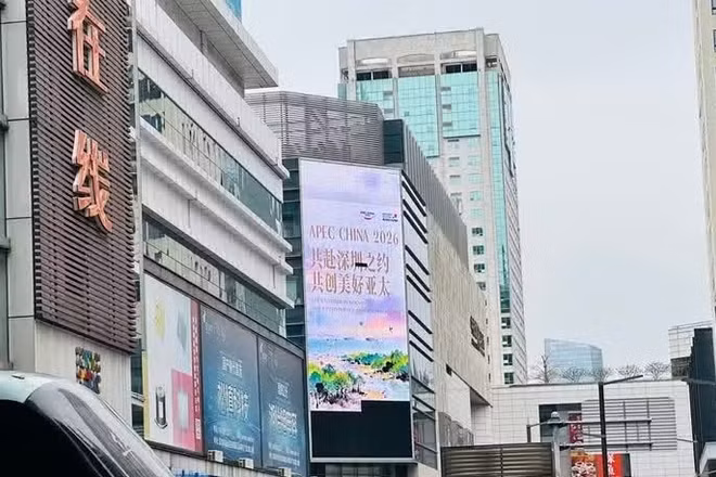 Banner tuyên truyền về năm APEC 2026 tại khu vực Hoa Cường Bắc (Thâm Quyến, Trung Quốc). (Ảnh: TTXVN)