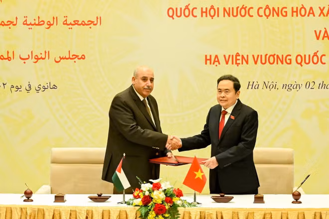 Chủ tịch Quốc hội Trần Thanh Mẫn và Chủ tịch Hạ viện Jordan Mazen Turki El Qadi ký kết thỏa thuận hợp tác giữa Quốc hội Việt Nam và Hạ viện Jordan. (Ảnh: DUY LINH)