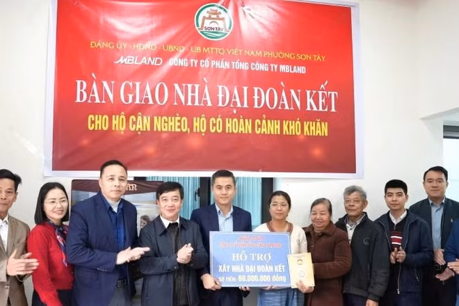 Đại diện Đảng ủy, Ủy ban Mặt trận Tổ quốc phường Sơn Tây (Hà Nội) bàn giao nhà đại đoàn kết cho hộ có hoàn cảnh khó khăn.