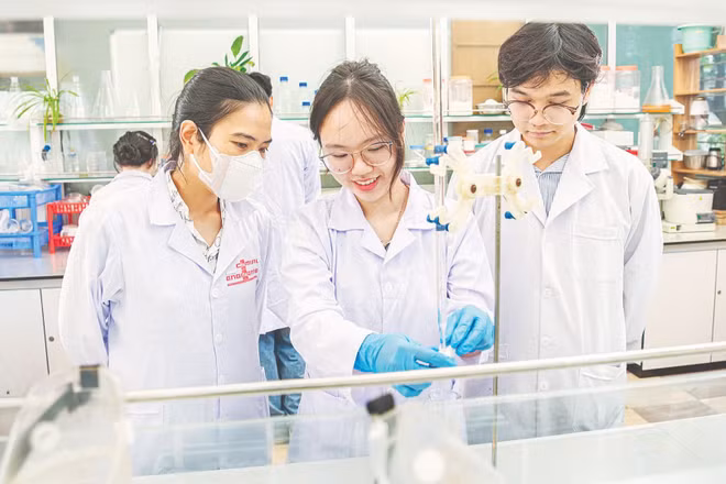 Sinh viên Đại học Bách khoa Hà Nội thực hành trong phòng thí nghiệm.