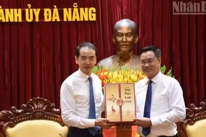 Bí thư Thành ủy Đà Nẵng gửi tặng Đại sứ Hà Vĩ món quà thể hiện sự trân trọng của thành phố, đồng thời gửi gắm mong muốn tình hữu nghị và hợp tác giữa hai bên sẽ tiếp tục phát triển lâu dài, bền vững.