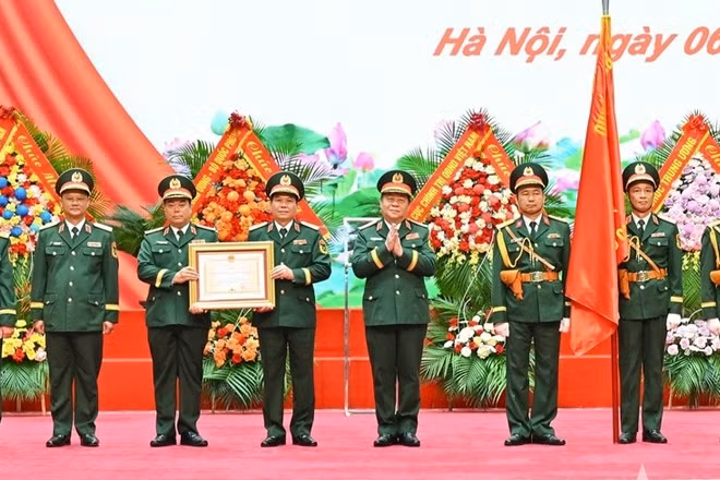 Thừa ủy quyền của Chủ tịch nước, Đại tướng Nguyễn Trọng Nghĩa trao Huân chương Bảo vệ Tổ quốc hạng Nhất tặng Cục Tổ chức. (Ảnh: qdnd.vn)