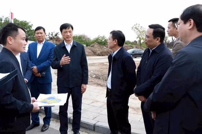 Bí thư Thành ủy Hà Nội Nguyễn Duy Ngọc nghe giới thiệu về hạ tầng và công tác xây dựng Công viên Chu Văn An. (Ảnh: chinhphu.vn)