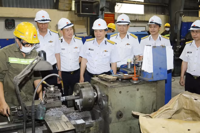 Lãnh đạo Binh đoàn 20 kiểm tra an toàn tại Công ty cổ phần Dịch vụ kỹ thuật Tân Cảng.
