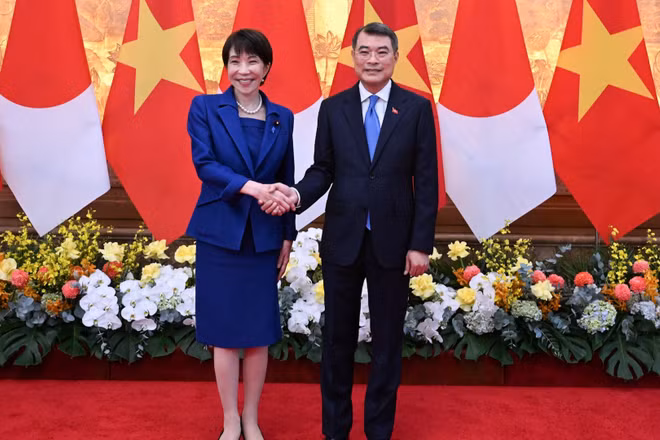 Thủ tướng Lê Minh Hưng và Thủ tướng Nhật Bản Takaichi Sanae chụp ảnh chung tại lễ đón. (Ảnh: TRẦN HẢI)