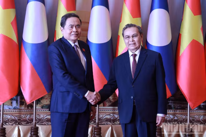 Chủ tịch Quốc hội Trần Thanh Mẫn hội kiến Chủ tịch Quốc hội Lào Saysomphone Phomvihane. (Ảnh: TRỊNH DŨNG - DUY TOÀN)