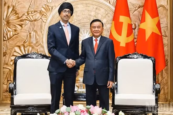 Thường trực Ban Bí thư Trần Cẩm Tú chúc mừng Đại sứ Rajpal Singh nhận nhiệm vụ tại Việt Nam. (Ảnh: DUY LINH)