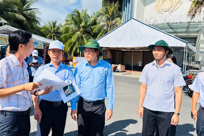 Đồng chí Hồ Thanh Thủy (thứ hai, trái sang), Phó Bí thư Tỉnh ủy và đồng chí Phó Chủ tịch Ủy ban nhân dân tỉnh Cà Mau (giữa) trực tiếp đi kiểm tra khu vực trình diễn khinh khí cầu tại Quảng trường Hùng Vương, phường Bạc Liêu. (Ảnh: TRỌNG DUY)