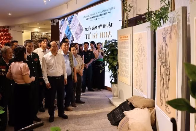 Các đồng chí lãnh đạo tỉnh cùng đông đảo cựu chiến binh, chiến sĩ Điện Biên tham quan triển lãm "Từ ký họa chiến trường đến sắc màu đương đại".