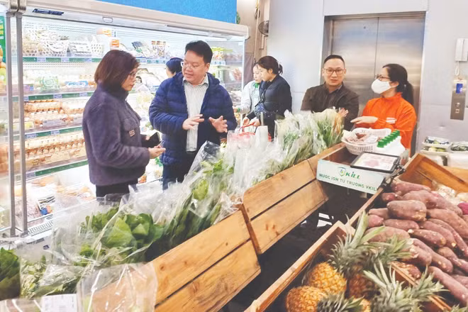Nhiều siêu thị, cửa hàng tiện lợi lúng túng tìm vật liệu thay thế.