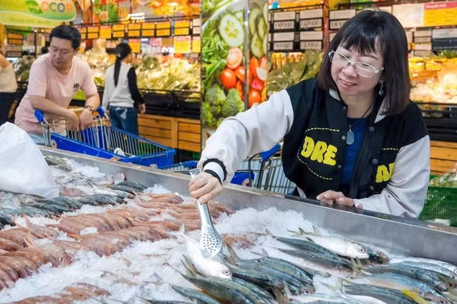 Người dân mua thực phẩm tại siêu thị Co.opmart Cống Quỳnh, Thành phố Hồ Chí Minh. (Ảnh: HỮU HẠNH)