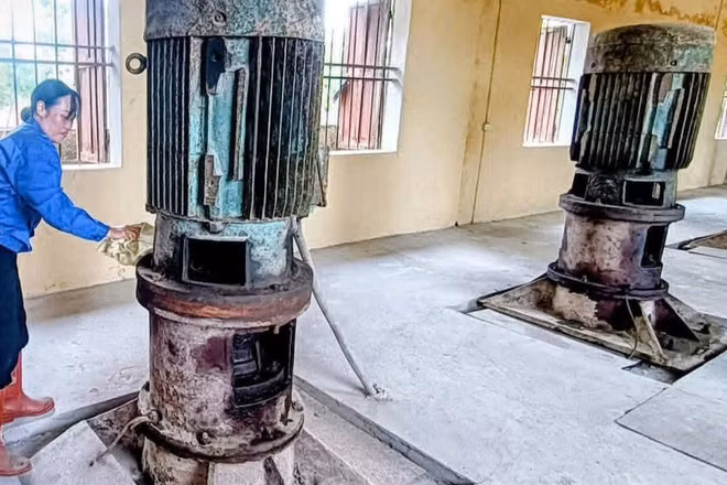 Dù đã hoạt động hơn 40 năm nhưng trạm bơm An Quốc (xã Trà Giang, tỉnh Hưng Yên) chưa được thay thế những thiết bị hoen gỉ, cũ nát.