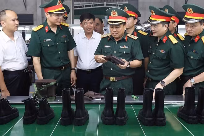 Đoàn công tác Tổng cục Hậu cần-Kỹ thuật kiểm tra các sản phẩm phục vụ nhiệm vụ quốc phòng do Công ty cổ phần 26 sản xuất. (Ảnh: QUỲNH HƯƠNG)