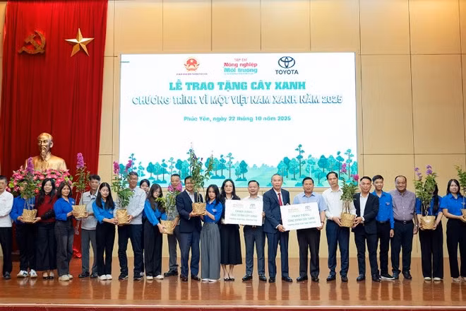 Đại biểu tặng cây cho nhân dân phường Phúc Yên và Xuân Hòa.