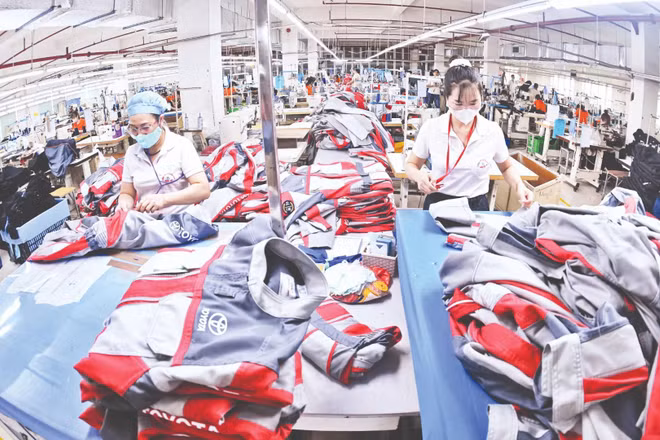Dây chuyền may quần áo xuất khẩu ở Công ty cổ phần may Hưng Việt, tỉnh Hưng Yên. (Ảnh: TRẦN HẢI)