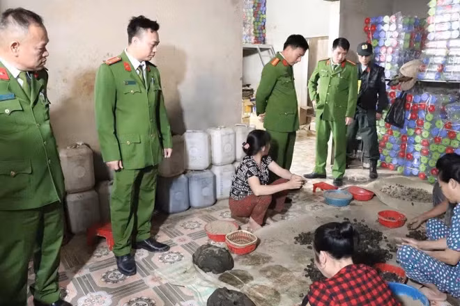 Phòng Cảnh sát Kinh tế Công an Hà Tĩnh triệt phá chuyên án “sản xuất, buôn bán thuốc đông y cổ truyền giả” tại hai xã Đức Minh và Can Lộc. (Ảnh: CÔNG AN TỈNH HÀ TĨNH)